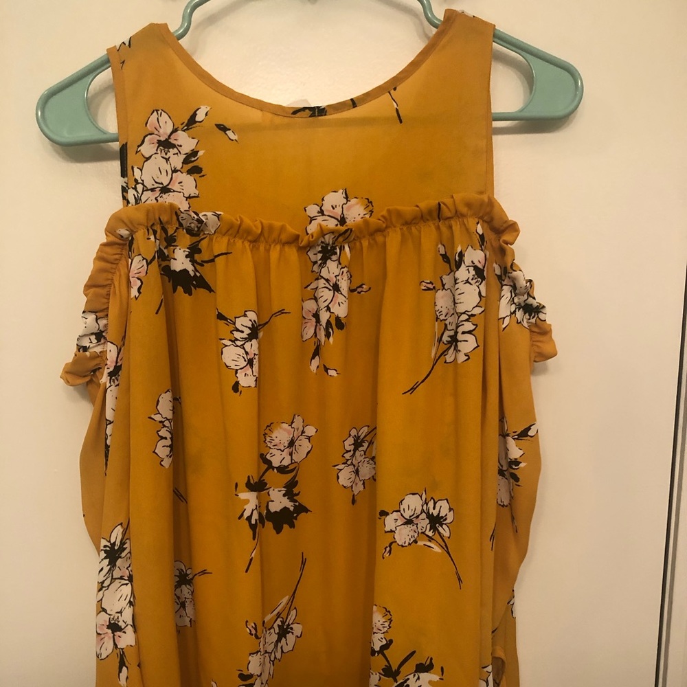 Cute top showing shoulder & ties on bottom sleeves